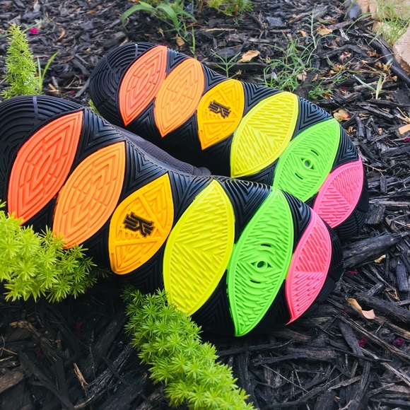 NIKE KYRIE 5 “BLACK RAINBOW SOLES” - Picture 3 of 8